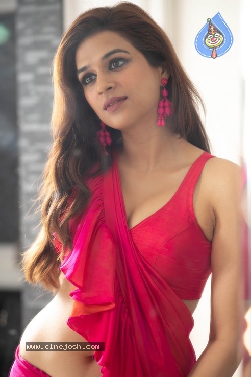 Shraddha Das New Photos - 6 / 6 photos