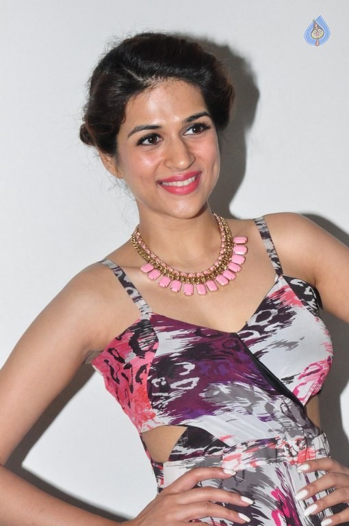Shraddha Das New Pics - 26 / 38 photos