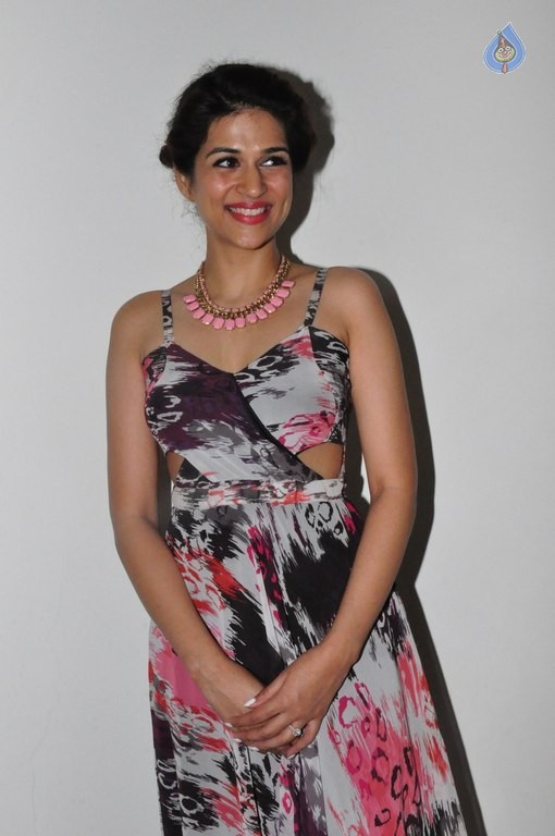 Shraddha Das New Pics - 33 / 38 photos