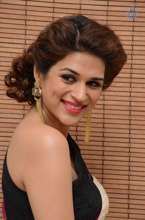 Shraddha Das New Pics - 10 / 42 photos