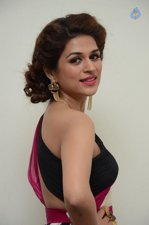 Shraddha Das New Pics - 33 / 42 photos