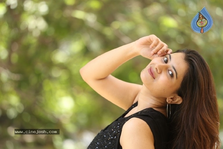 Shraddha Sharma Stills - 4 / 21 photos