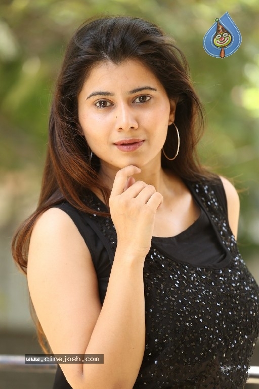 Shraddha Sharma Stills - 5 / 21 photos