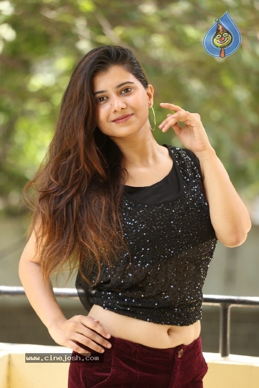 Shraddha Sharma Stills - 13 / 21 photos