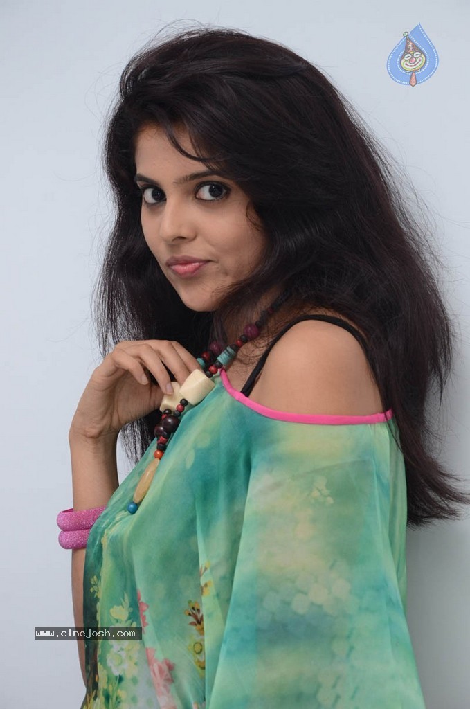 Shravya New Stills - 9 / 142 photos