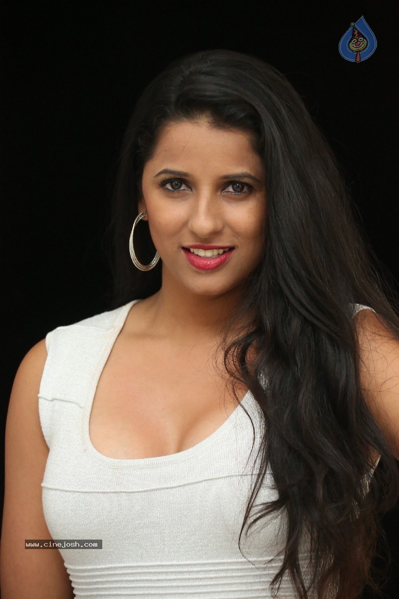 Shravya Reddy Hot Photos - 101 / 119 photos