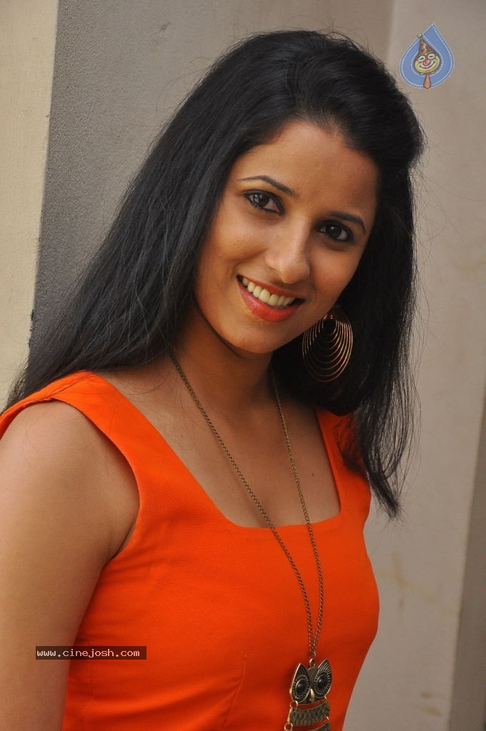 Shravya Reddy Latest Stills - 20 / 44 photos