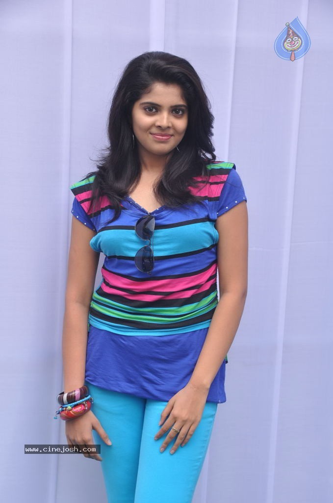 Shravya Stills - 45 / 77 photos