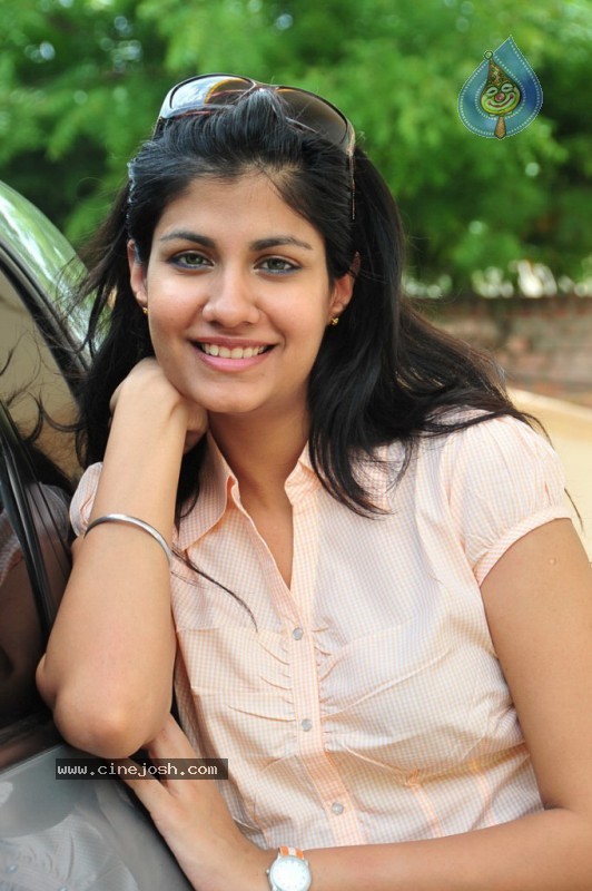 Shreya Dhanwanthary Gallery - 15 / 45 photos
