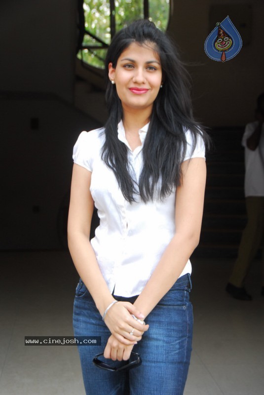 Shreya Dhanwanthary New Gallery - 6 / 62 photos