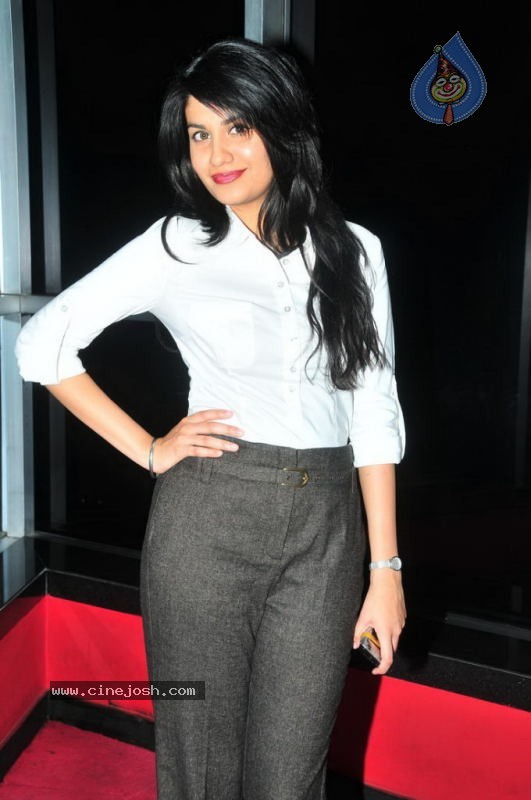 Shreya Dhanwanthary Photo Gallery - 1 / 34 photos