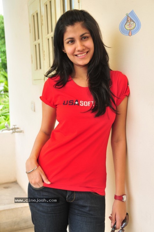 Shreya Dhanwanthary Stills - 10 / 37 photos
