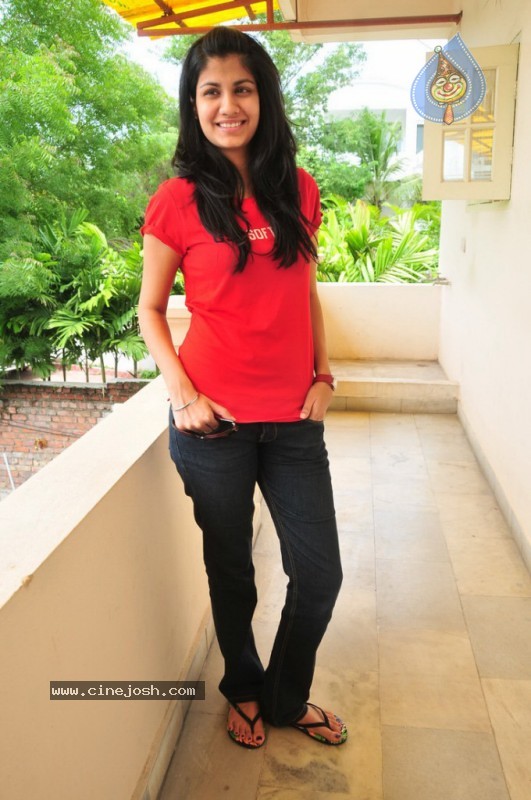 Shreya Dhanwanthary Stills - 17 / 37 photos