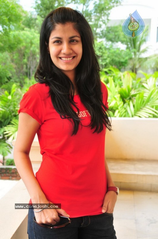 Shreya Dhanwanthary Stills - 19 / 37 photos