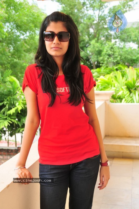Shreya Dhanwanthary Stills - 35 / 37 photos