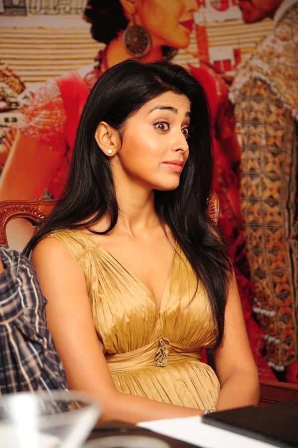 Shriya Saran - Photos - 18 / 37 photos