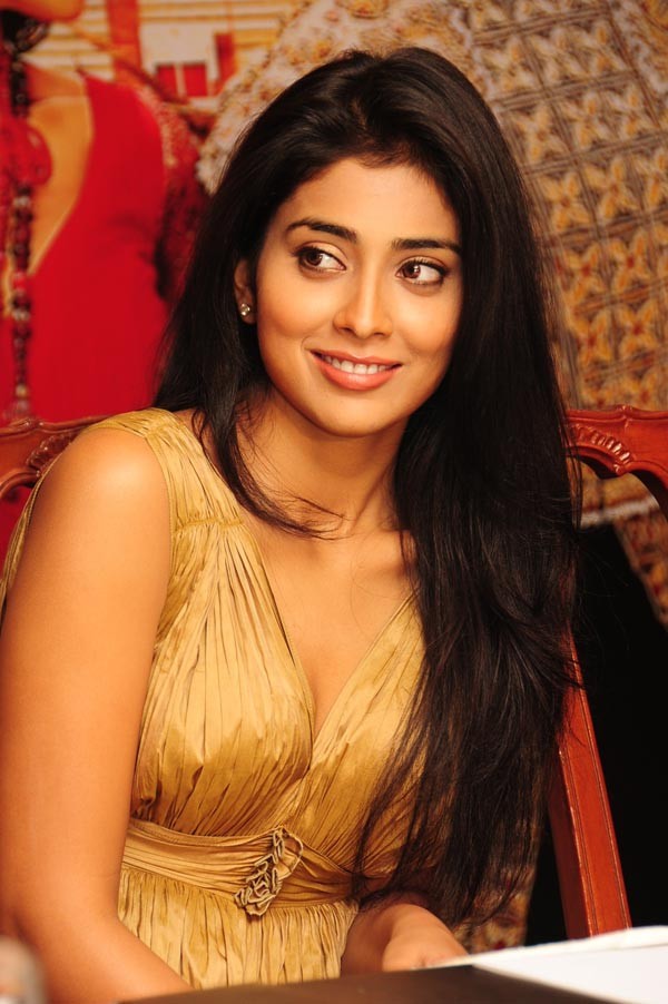 Shriya Saran - Photos - 21 / 37 photos