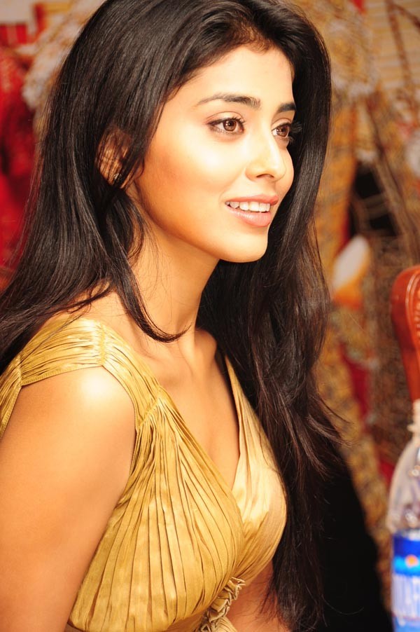 Shriya Saran - Photos - 34 / 37 photos