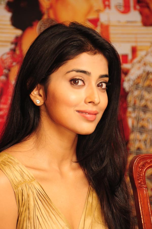 Shriya Saran - Photos - 35 / 37 photos