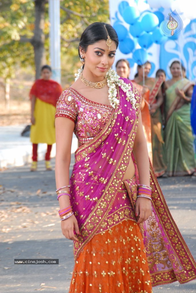 Shriya Hot Gallery - 37 / 75 photos