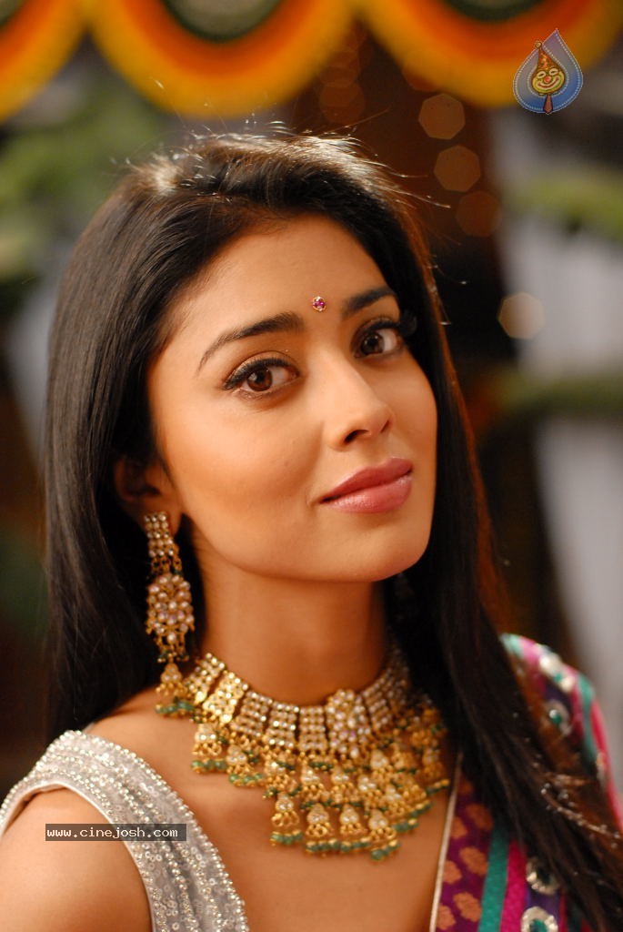 Shriya Hot Gallery - 60 / 75 photos