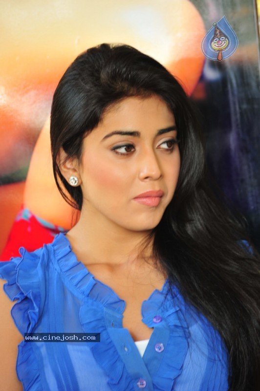 Shriya New Stills - 21 / 61 photos