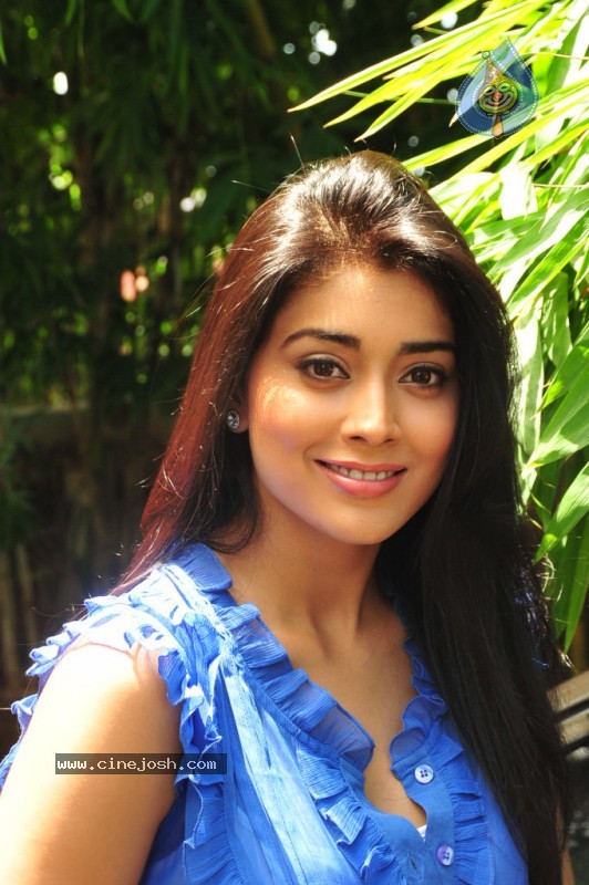 Shriya New Stills - 39 / 61 photos