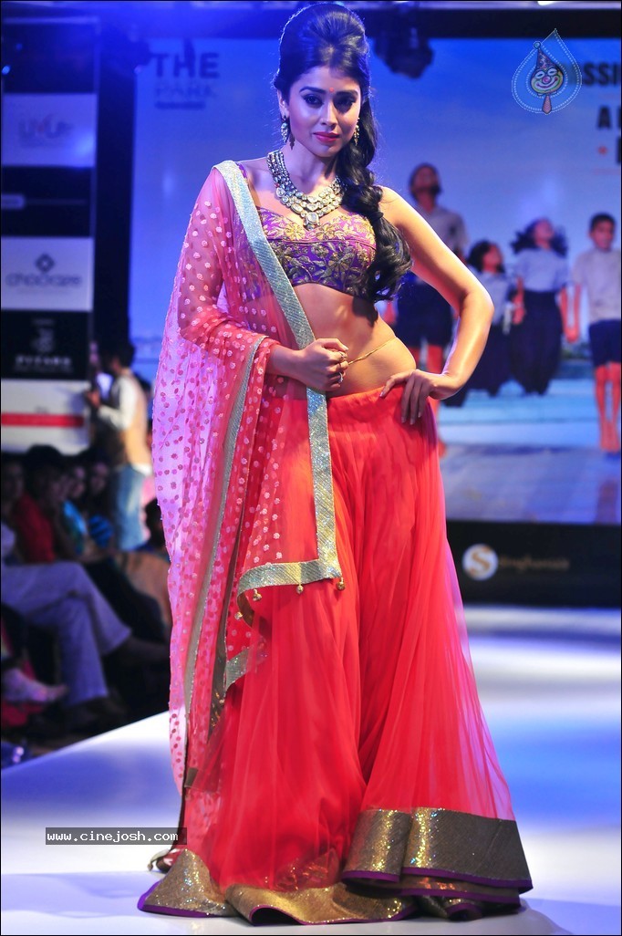 Shriya Ramp Walk Stills - 18 / 46 photos