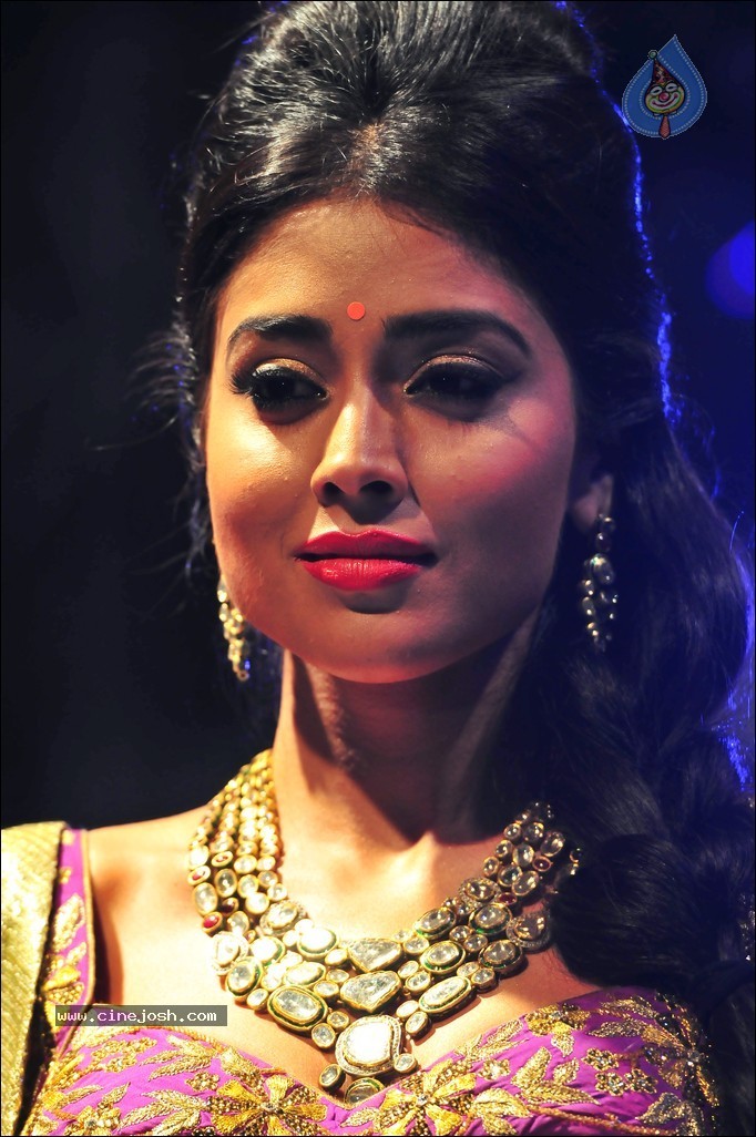 Shriya Ramp Walk Stills - 35 / 46 photos