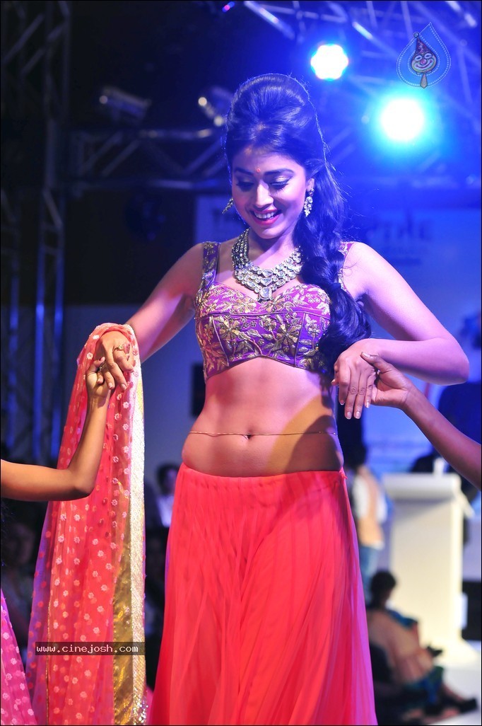 Shriya Ramp Walk Stills - 38 / 46 photos