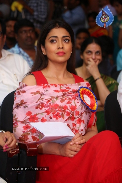 Shriya Saran Images - 15 / 15 photos