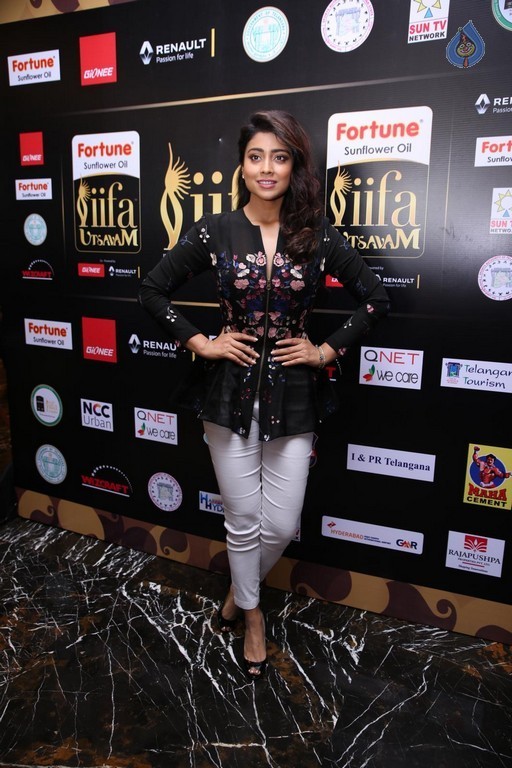 Shriya Saran Images - 11 / 32 photos