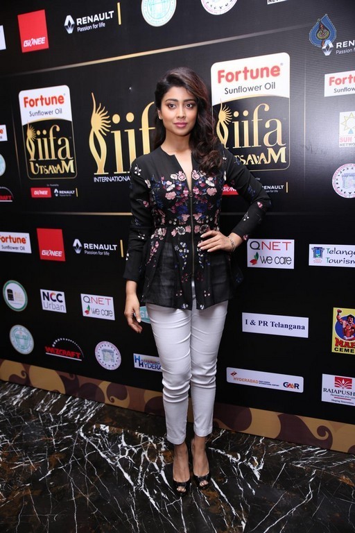 Shriya Saran Images - 20 / 32 photos