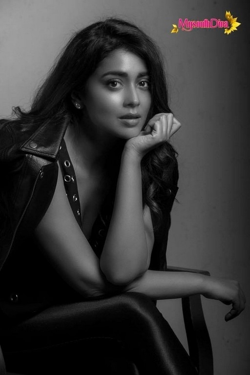 Shriya Saran Latest Images - 4 / 6 photos