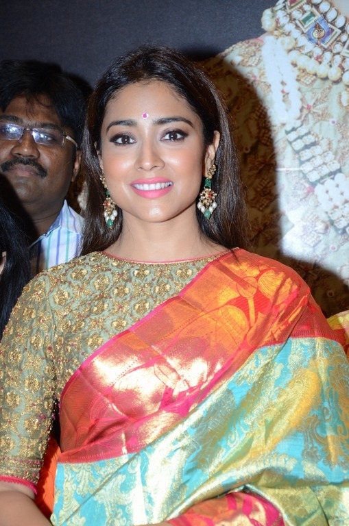 Shriya Saran Latest Pics - 14 / 38 photos