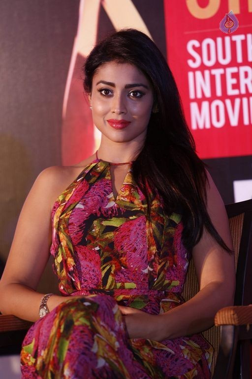 Shriya Saran New Photos - 22 / 22 photos