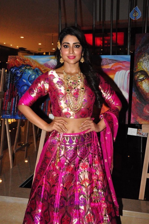 Shriya Saran New Pics - 26 / 42 photos