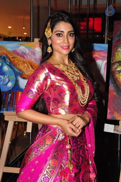 Shriya Saran New Pics - 29 / 42 photos