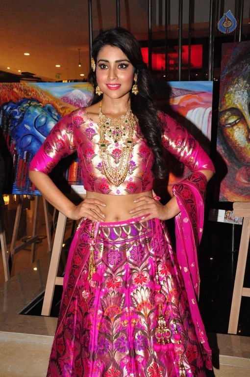 Shriya Saran New Pics - 32 / 42 photos