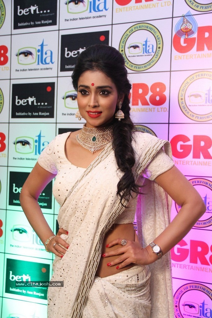 Shriya Saran Spicy Stills - 24 / 111 photos