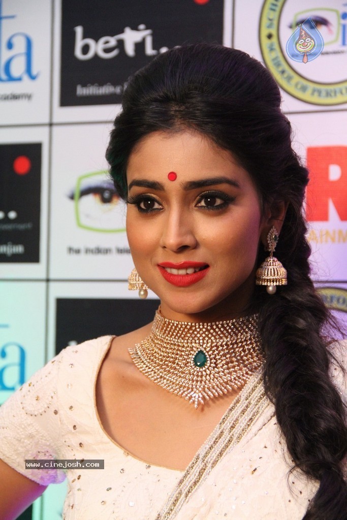Shriya Saran Spicy Stills - 28 / 111 photos