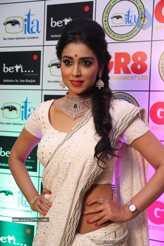Shriya Saran Spicy Stills - 35 / 111 photos
