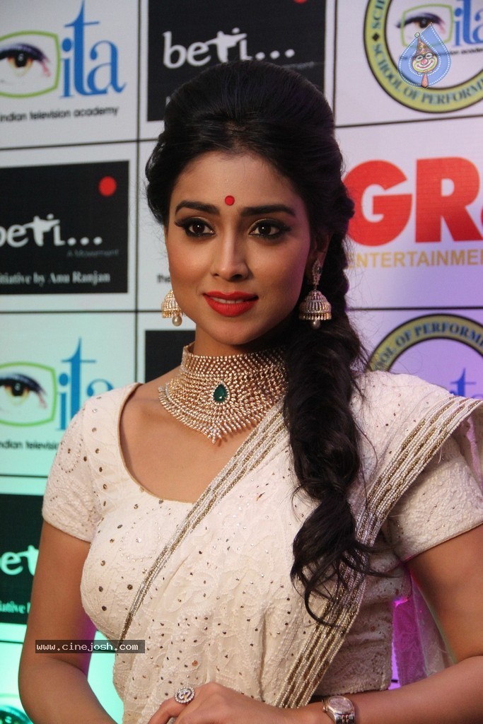 Shriya Saran Spicy Stills - 37 / 111 photos