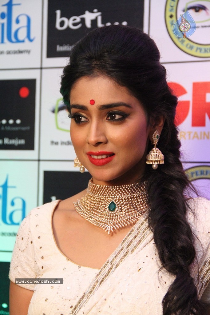 Shriya Saran Spicy Stills - 40 / 111 photos