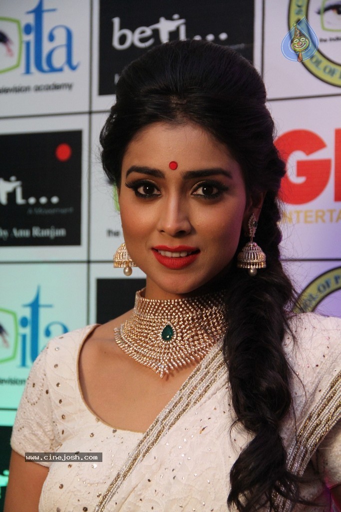Shriya Saran Spicy Stills - 49 / 111 photos