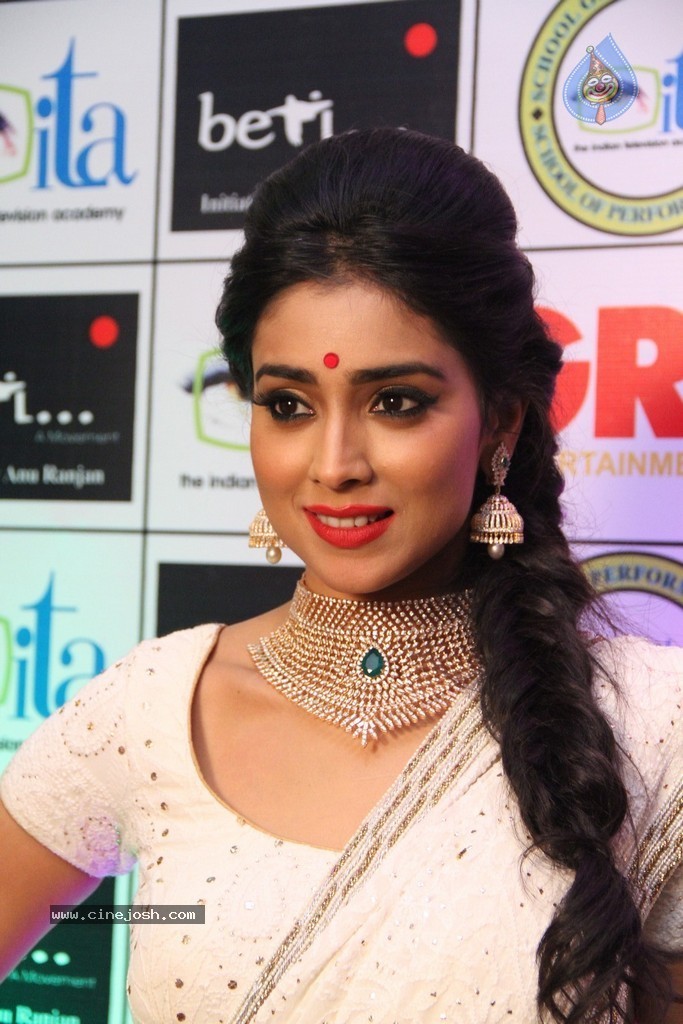 Shriya Saran Spicy Stills - 58 / 111 photos