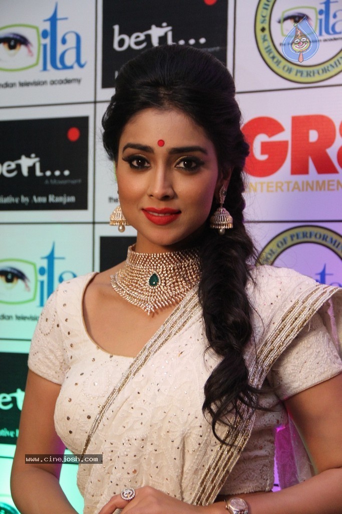 Shriya Saran Spicy Stills - 83 / 111 photos