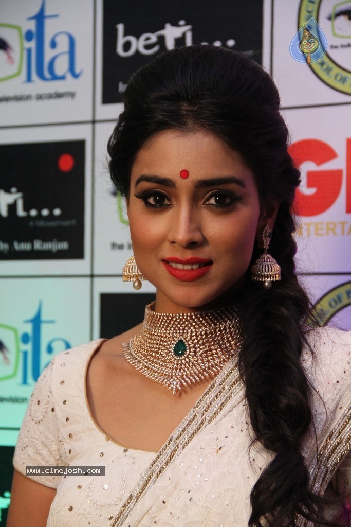 Shriya Saran Spicy Stills - 86 / 111 photos