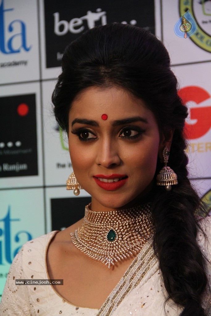 Shriya Saran Spicy Stills - 87 / 111 photos