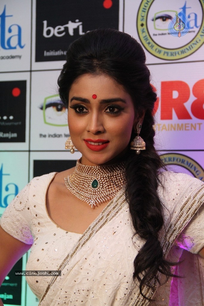 Shriya Saran Spicy Stills - 93 / 111 photos